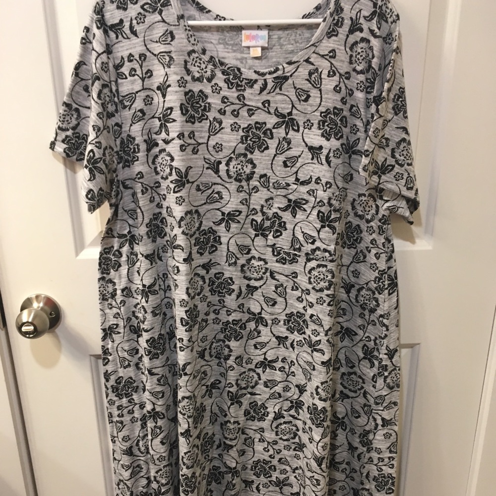 EUC 3xl Lularoe Carly -Heathered gray/black floral